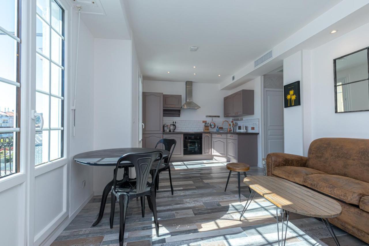 Squared Head-apartment With Terrace In Apartment Nizza